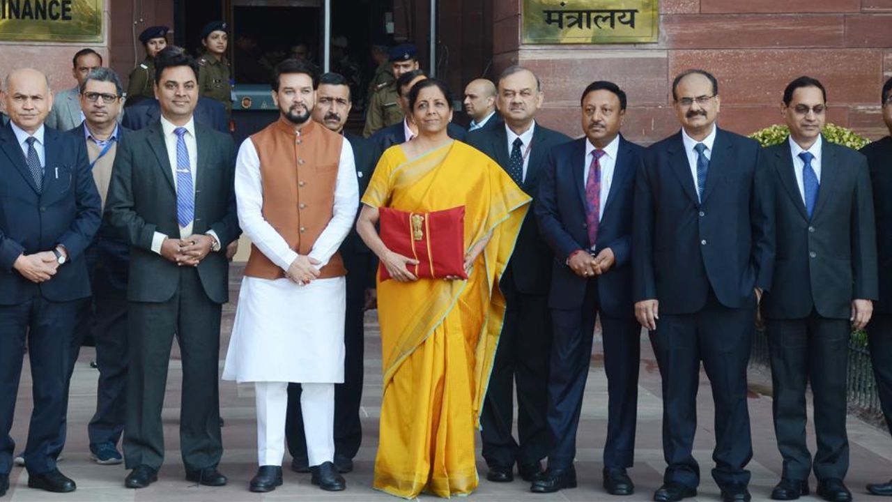 केंद्रीय अर्थसंकल्प २०२० सादर करताना त्यांनी पिवळ्या रेशमी साडी नेसली होती. भारतात, पिवळा रंग शुभ मानला जातो आणि समृद्धी आणतो असे मानले जाते. 