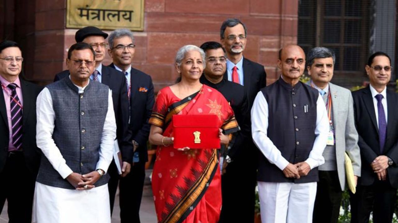 2023 चा केंद्रीय अर्थसंकल्प सादर करताना निर्मला सीतारमण यांनी पारंपारिक मंदिराचा काठ असलेली लाल साडी नेसली होती. कर्नाटकातील धारवाड भागातील हाताने विणलेली 'इल्कल' रेशमी साडी होती ज्यावर पारंपारिक 'कसुती' काम केलेल होते.
