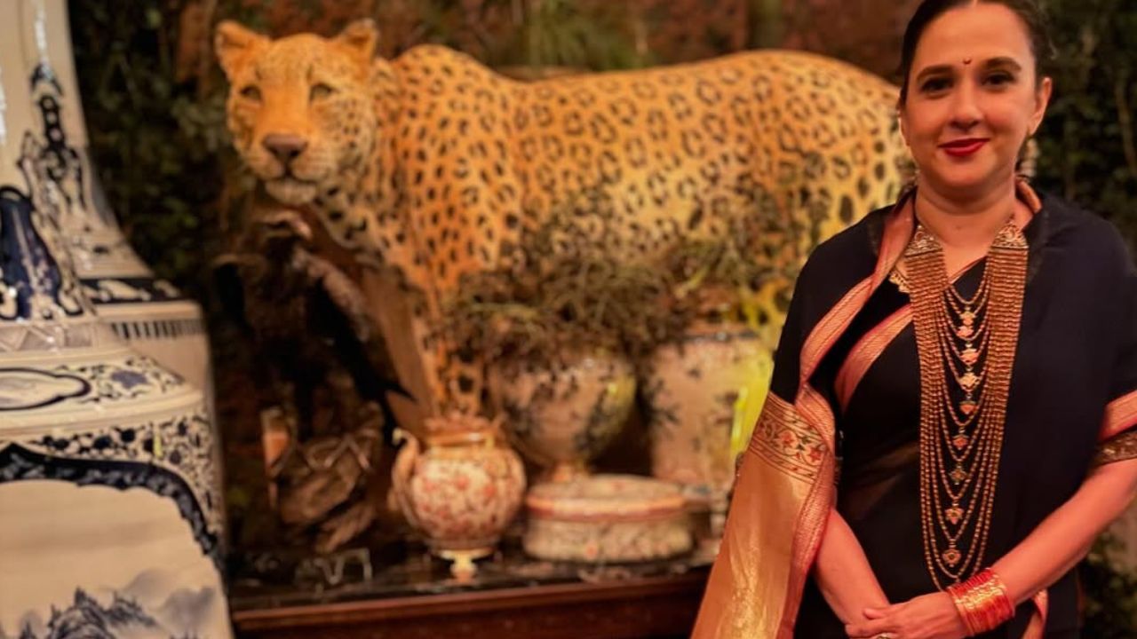 राधिकाराजे गायकवाड यांनी परिधान केलेली नऊवारी पैठणी तब्बल 100 वर्ष जुनी आहे. 
