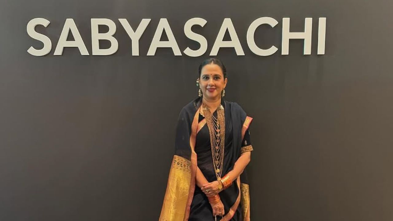 बडोद्याच्या गायकवाड घराण्याच्या महाराणी राधिकाराजे गायकवाड यांचे 100 वर्ष जुनी काळ्या रंगाच्या पैठणीतील फोटो सोशलमीडियावर व्हायरल होत आहे. 