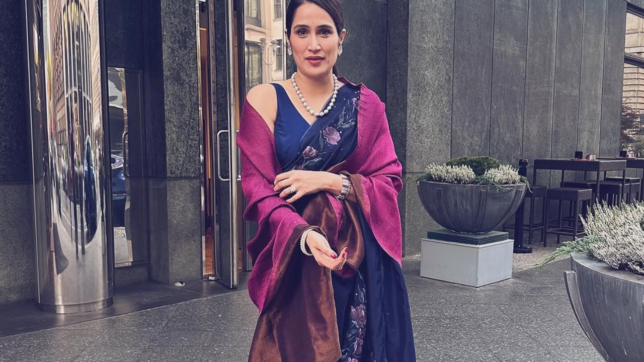 सागरिकाने तिचा साडी ब्रँड आकुतीमधील ही साडी निवडली असून हँडप्रिंटेड डिझाईन त्यावर करण्यात आले आहे आणि तिने यासह मोत्यांचे दागिने घालत रॉयल लुक पूर्ण केलाय. एखाद्या कार्यक्रमासाठी तुम्ही हा लुक करू शकता