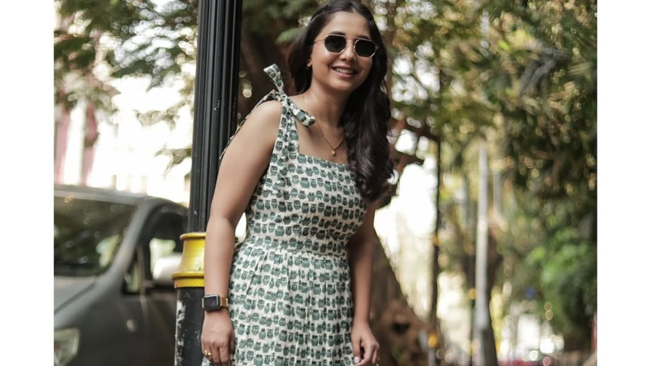 नुकतेच सायलीने स्ट्रिप्स ड्रेसमधील फोटो शेअर केले असून तिचा हा लुक अनेकांना खूपच लाघवी वाटला आहे. तिच्या या फोटोंवर अनेक कमेंट्सचा वर्षाव होताना दिसून येत आहे 