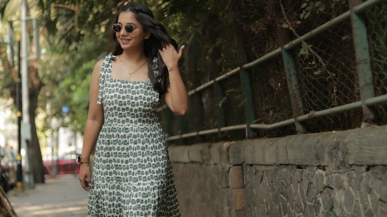 प्रिंटेड कॉटन ड्रेस घातलेल्या सायलीचा हा लुक कॉलेजमध्ये जाणाऱ्या तरूणींसाठी नक्कीच प्रेरणात्मक आहे. सायलीने अत्यंत सहजरित्या हा लुक कॅरी केला असून तिच्या चेहऱ्यावरून नजर हटत नाहीये 