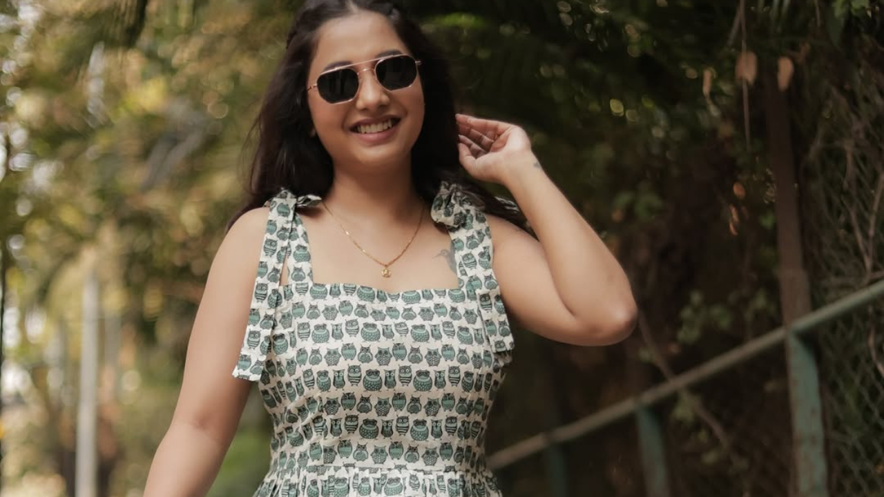 सायलीने यासह काळा गॉगल लावत आपल्या लुकमध्ये एक स्वॅगही आणला आहे आणि तिच्या हास्याने यावर चारचाँद लावले असल्याचे दिसून येत आहे. सायली संजीवचा हा लुक खूपच सुंदर दिसतोय 