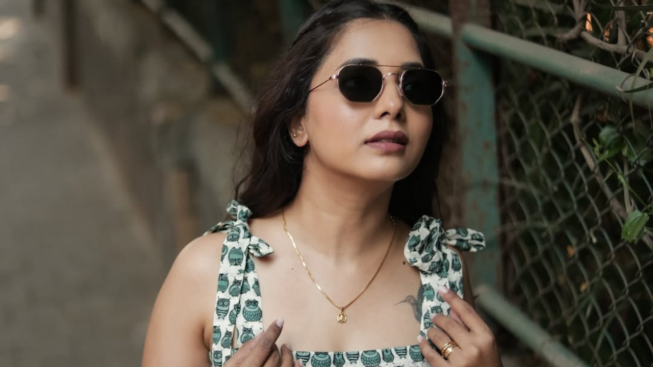 सायली संजीवने यासह अत्यंत मिनिमल मेकअप ठेवला असून बेसिक फाऊंडेशन आणि न्यूड शेड लिपस्टिकचा वापर केला असल्याचे दिसून येत आहे 