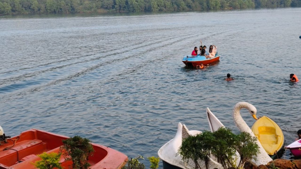 तापोळा महाबळेश्वरपासून काही अंतरावरच आहे.  या ठिकाणी बोटींगची सुविधा देखील प्रशासनाकडून करण्यात आली आहे. 