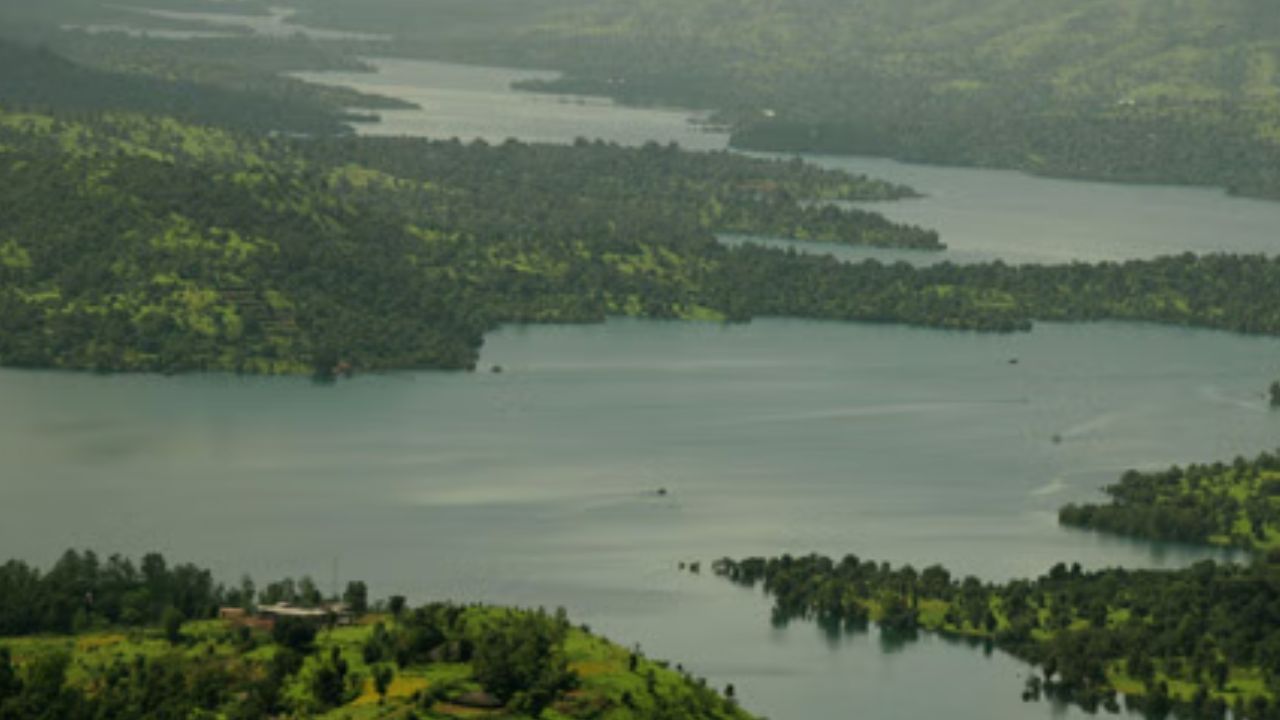 जर तुम्हाला ही कमी खर्चात आणि कमी वेळेत काश्मीर सारख्या निसर्गाचा आनंद घ्यायटा असेल तर साताऱ्याला फिरण्याचा प्लॅन तुम्ही करु शकता. 