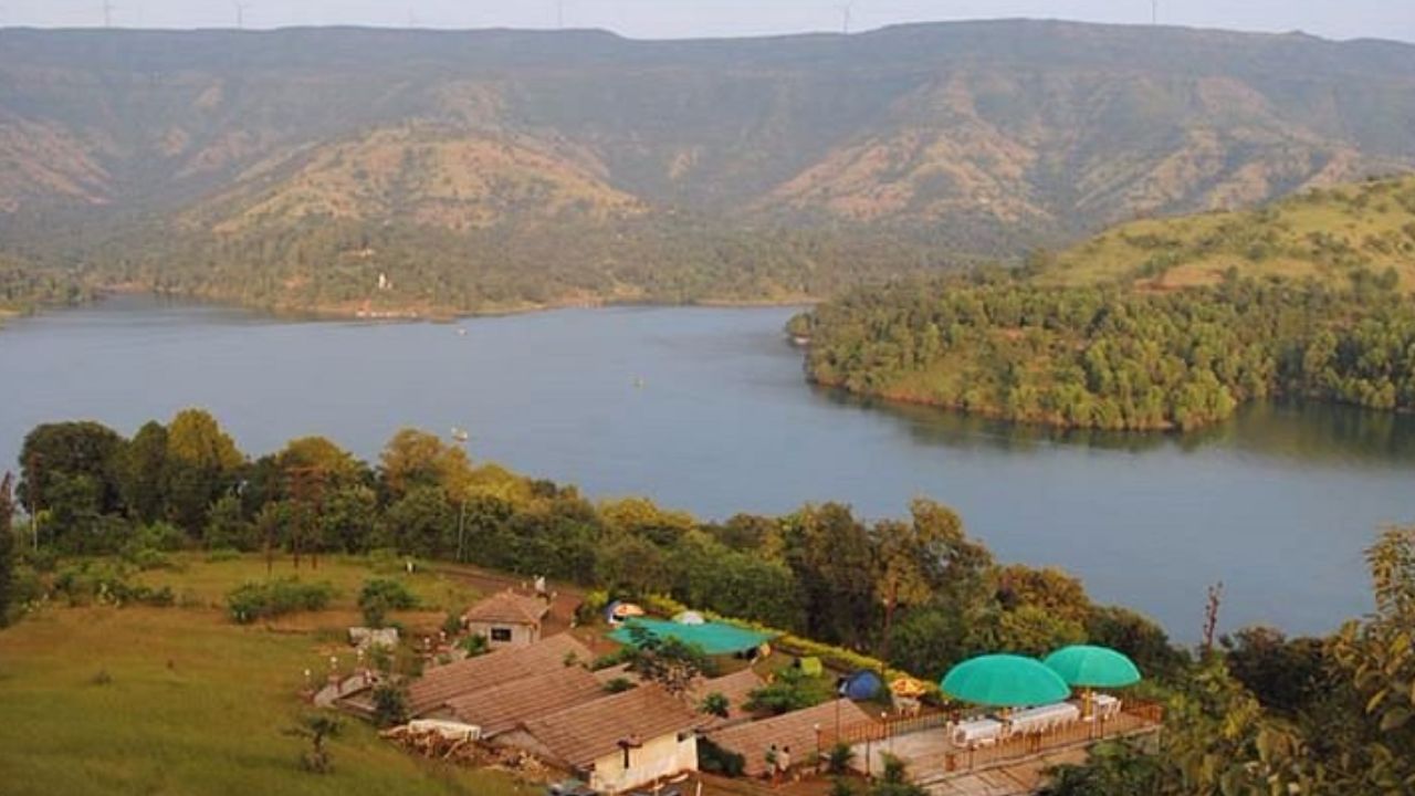 सोशल मीडियामुळे मुंबई पुणे नाशिक आणि रायगडमधली अनेक ठिकाणी पर्यटकांनी गर्दी असते. 