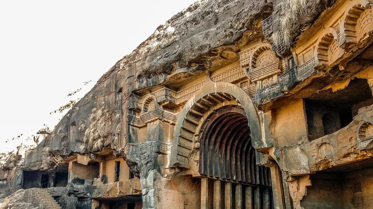 रोजच्या धावपळीच्या आयुष्यात ट्राफिकच्या गोंगाटापासून आणि तणावातून काही निवांच क्षण मिळाने असं प्रत्येकाला वाटतं. विकेंडला अनेक जण मुंबई पुण्याजवळ असलेल्या ठिकाणांना भेट देतात. 