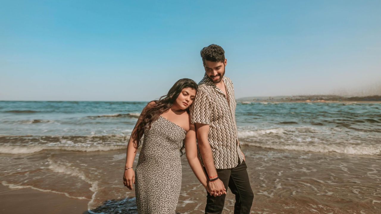 तेजश्री या प्री-वेडिंग शूटमध्ये सुंदर ड्रेस परिधान केला आहे. याचसह तिचा नवरा रोहनने तिला मॅचिंग शर्ट घातला आहे. हे दोघेही फोटोमध्ये रोमँटिक अंदाजात दिसत आहेत. 