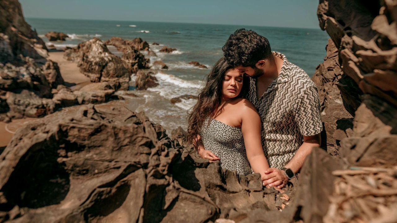 मराठी अभिनेत्री तेजश्रीने हे प्री-वेडिंग शूट तिचा होणार नवरा रोहन सिंगसोबत समुद्रकिनारी केले आहे. या फोटोमध्ये दोघेही खूप सुंदर दिसत आहेत. 