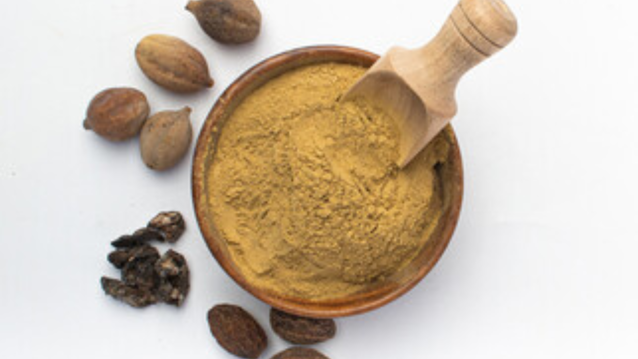 त्रिफळा चूर्ण उकळवून पाण्याने तुम्ही चुळा भरल्यास हिरड्या आणि दातांच्या सुजेपासून आराम मिळतो. हा आयुर्वेदिक उपचार वेदना कमी करण्यासाठी प्रभावी मानला जातो