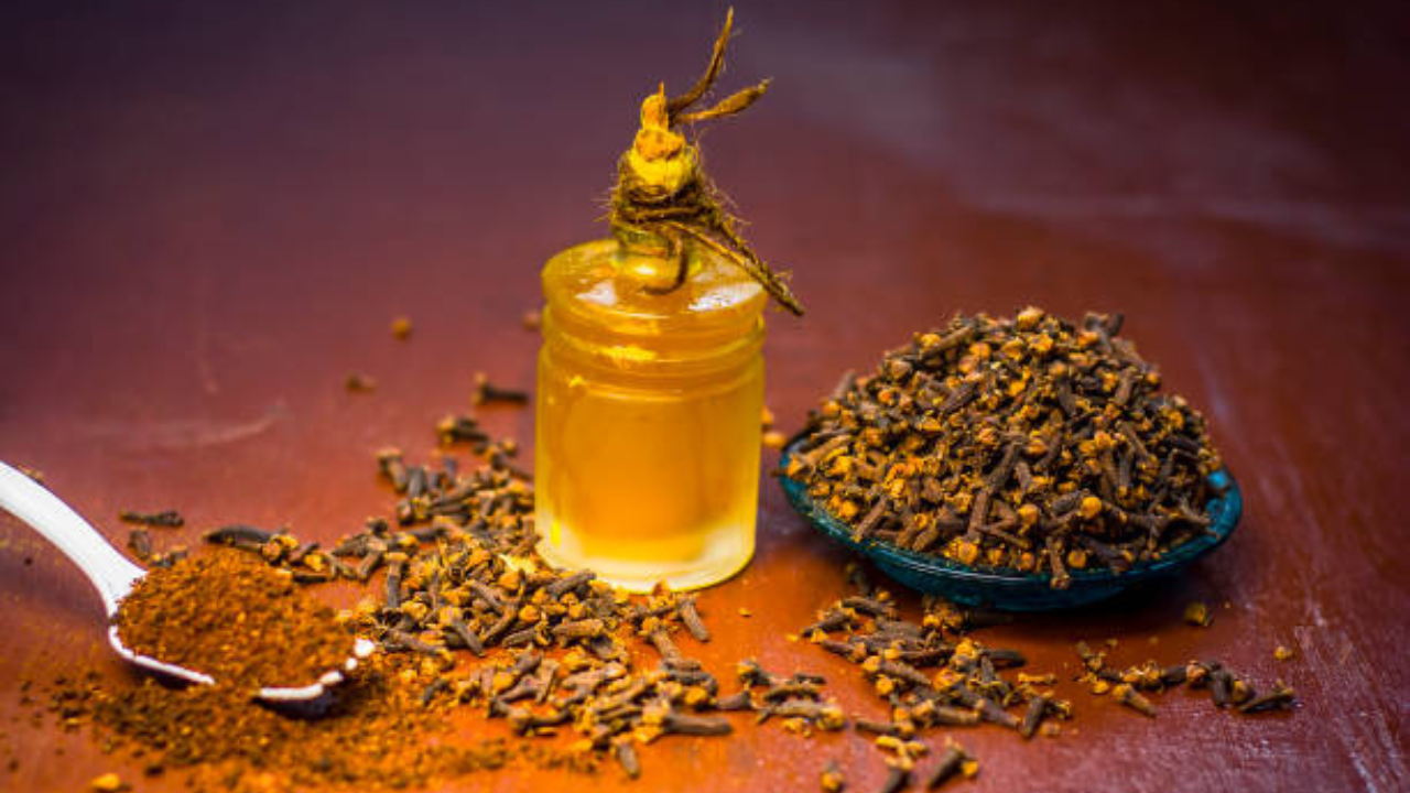 लवंग तेलात जंतुनाशक आणि अँटीइन्फ्लेमेटरी गुणधर्म आढळतात. ते कापसात भिजवून दाताच्या दुखणाऱ्या भागावर लावल्याने सूज आणि दुखण्यापासून आराम मिळतो