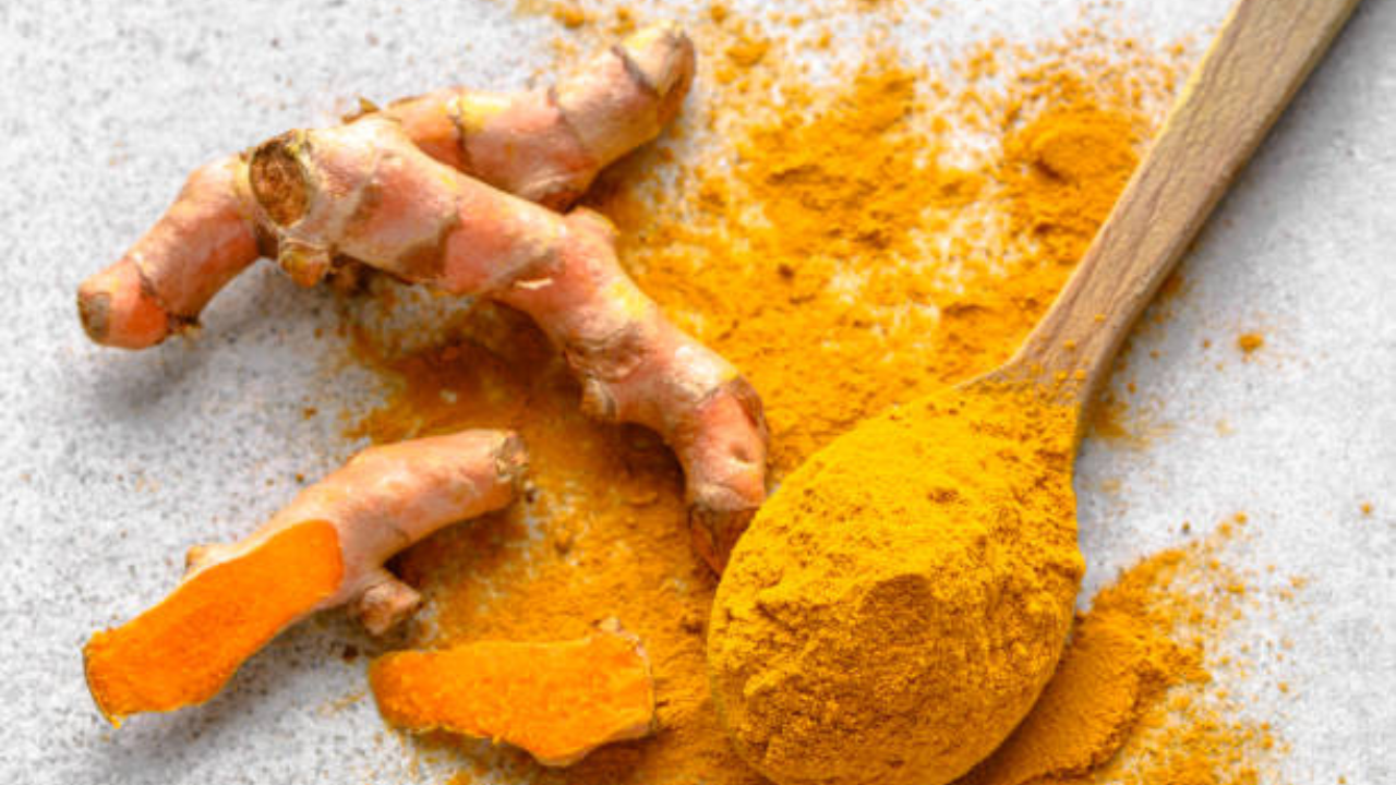 हळदीमध्ये नैसर्गिक अँटीबायोटिक गुणधर्म असतात. मोहरीच्या तेलात मिसळून दाताच्या दुखणाऱ्या जागेवर वा हिरड्यांवर लावल्याने सूज कमी होते आणि संसर्ग नियंत्रणात राहतो