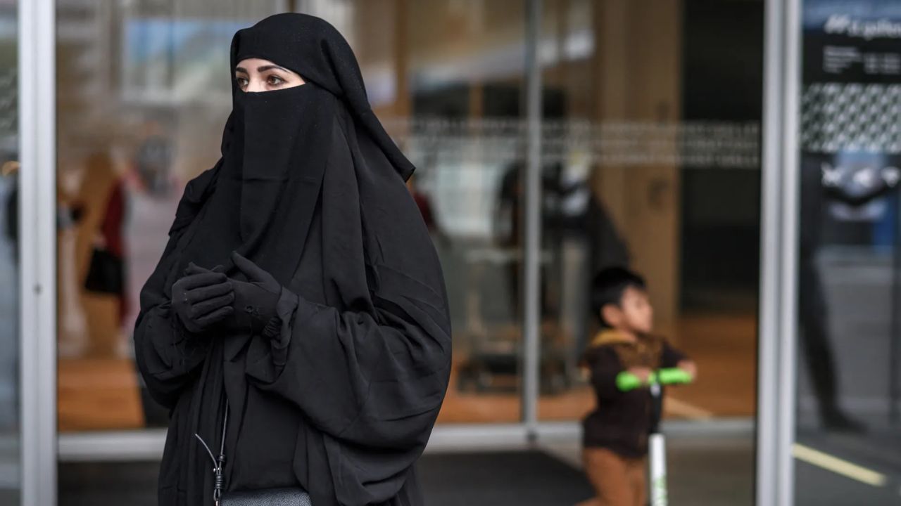 स्वित्झर्लंडच्या बुरखा बंदी कायद्यात असे म्हटले आहे की संमेलनादरम्यान अभिव्यक्ती स्वातंत्र्य आणि वैयक्तिक सुरक्षेसाठी चेहरा झाकणे आवश्यक असल्यास त्यास परवानगी दिली जाऊ शकते.