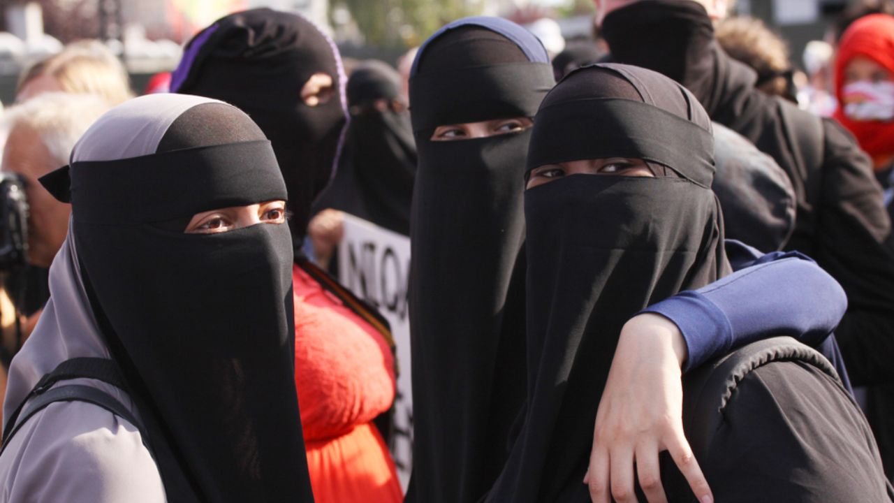 स्वित्झर्लंडमधील बुरखा बंदी कायद्यात असेही म्हटले आहे की आरोग्य आणि सुरक्षिततेच्या कारणास्तव, स्थानिक रीतिरिवाज आणि उष्णता आणि थंडीपासून संरक्षण करण्यासाठी चेहरा झाकण्याची परवानगी असेल.