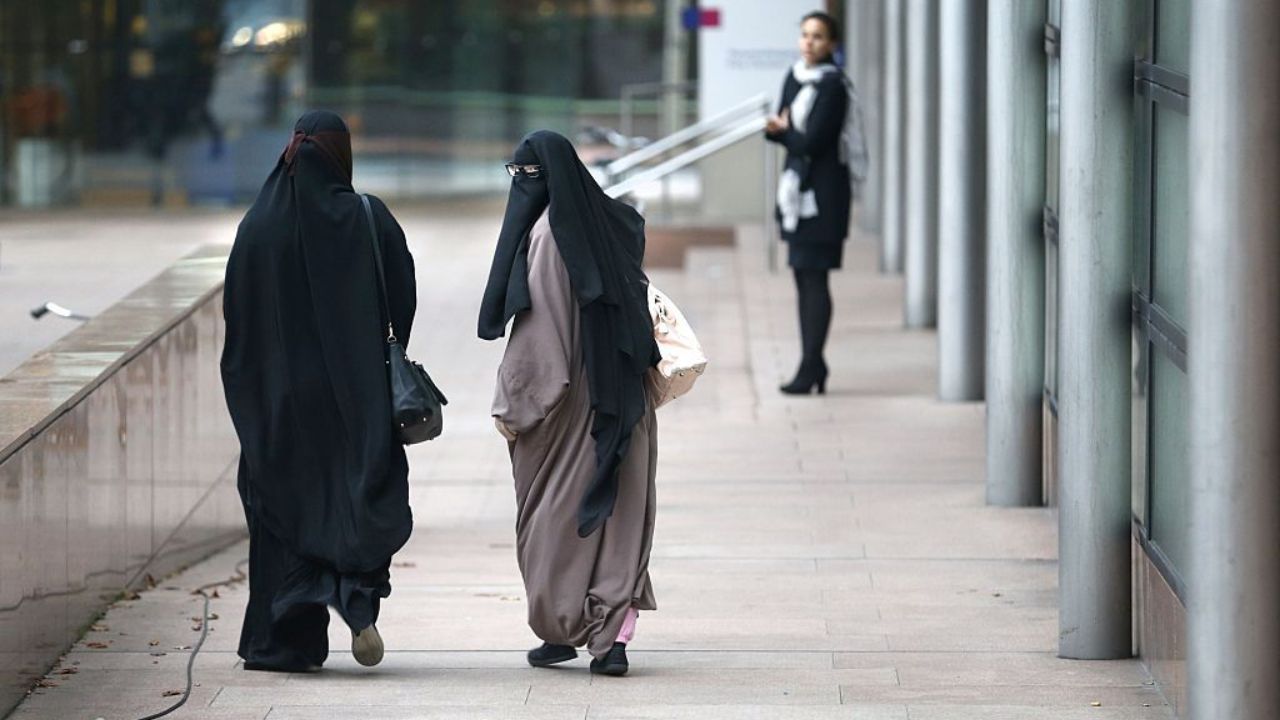 बुरखा बंदी कायदा उड्डाणे किंवा राजनैतिक आणि वाणिज्य दूतावासाच्या आवारात लागू होणार नाही आणि पूजास्थळे आणि इतर पवित्र ठिकाणी चेहरा झाकता येईल.