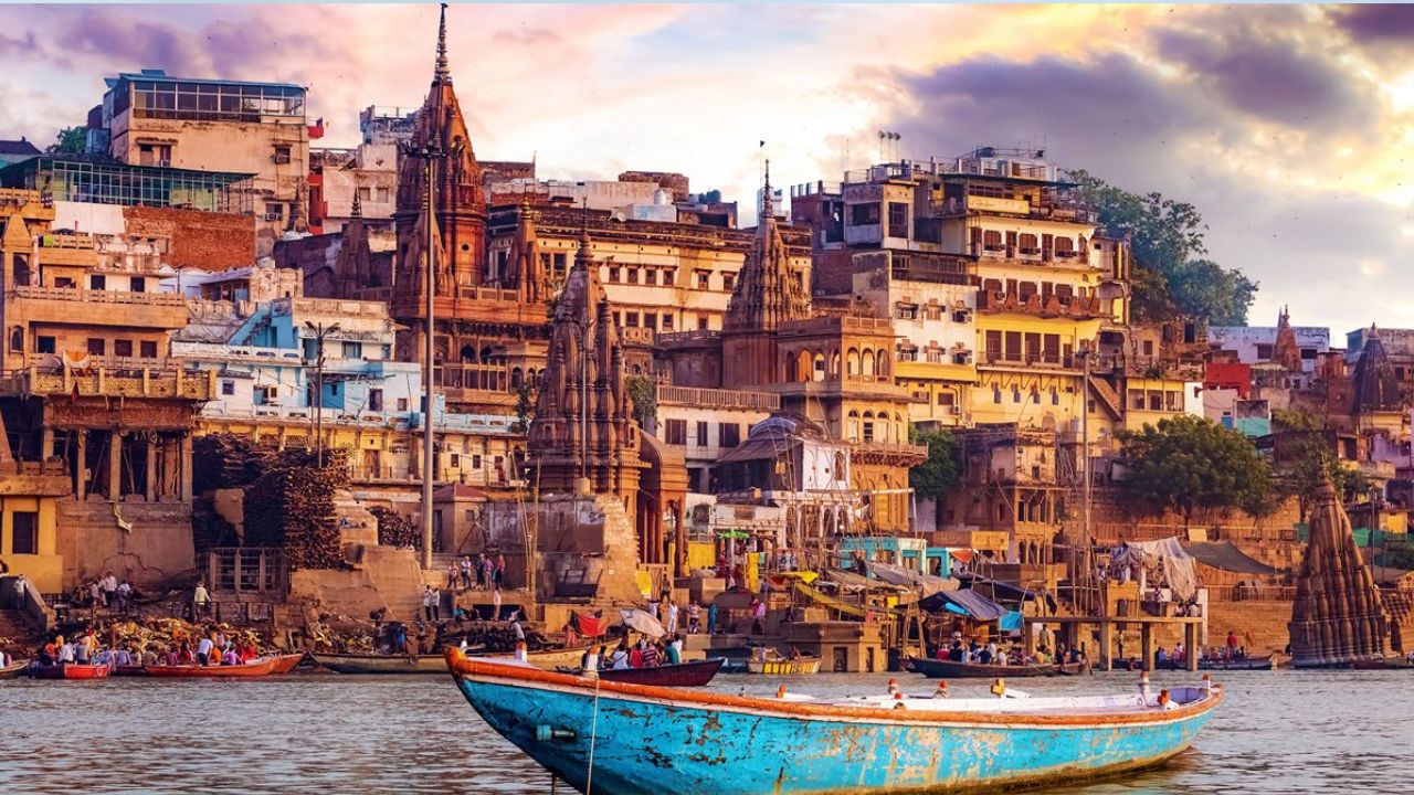 खास सूर्यास्त पाहण्याासाठी गंगा किनारी पर्यटकांची पसंती असते. या ठिकाणी बोटींगची सुद्धा सोय आहे.