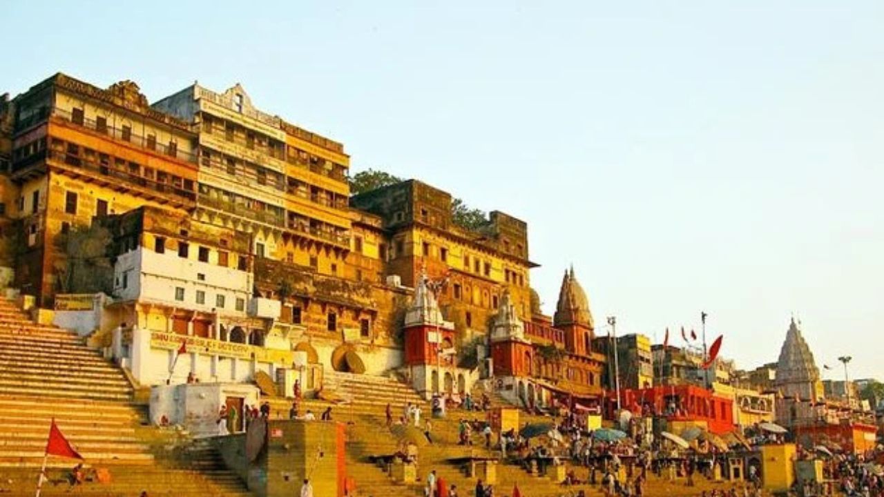 वाराणसी : गंगा नदीला हिंदू धर्मात देवीसमान पुजलं जातं. वाराणसी येथील गंगा घाट पाहायला पर्यटकांची कायमच पसंती असते.