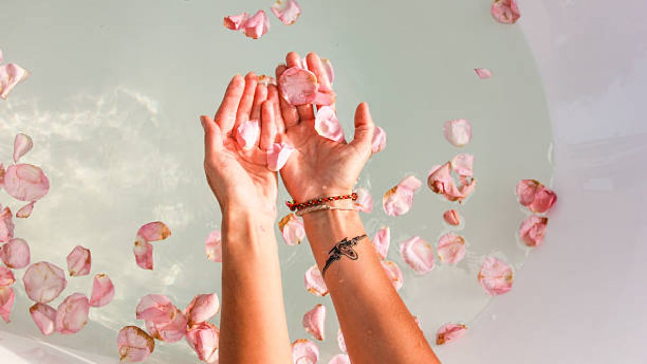 पाचन सुधारते: गुलाब जल पिण्यामुळे पचन प्रक्रिया सुरळीत होते. यामुळे अॅसिडिटी आणि बद्धकोष्ठता कमी होऊ शकते. यामुळे पोटाचे आरोग्य देखील सुधारते.