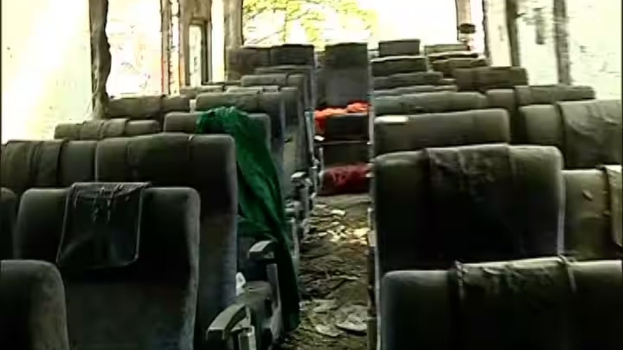 पुण्यात भल्यापहाटे स्वारगेट एसटी आगारात अत्याचाराची घटना घडली आहे. एका शिवशाही बसमध्ये २६ वर्षीय तरुणीवर अत्याचार झाला. आरोपी अद्याप फरार आहे.