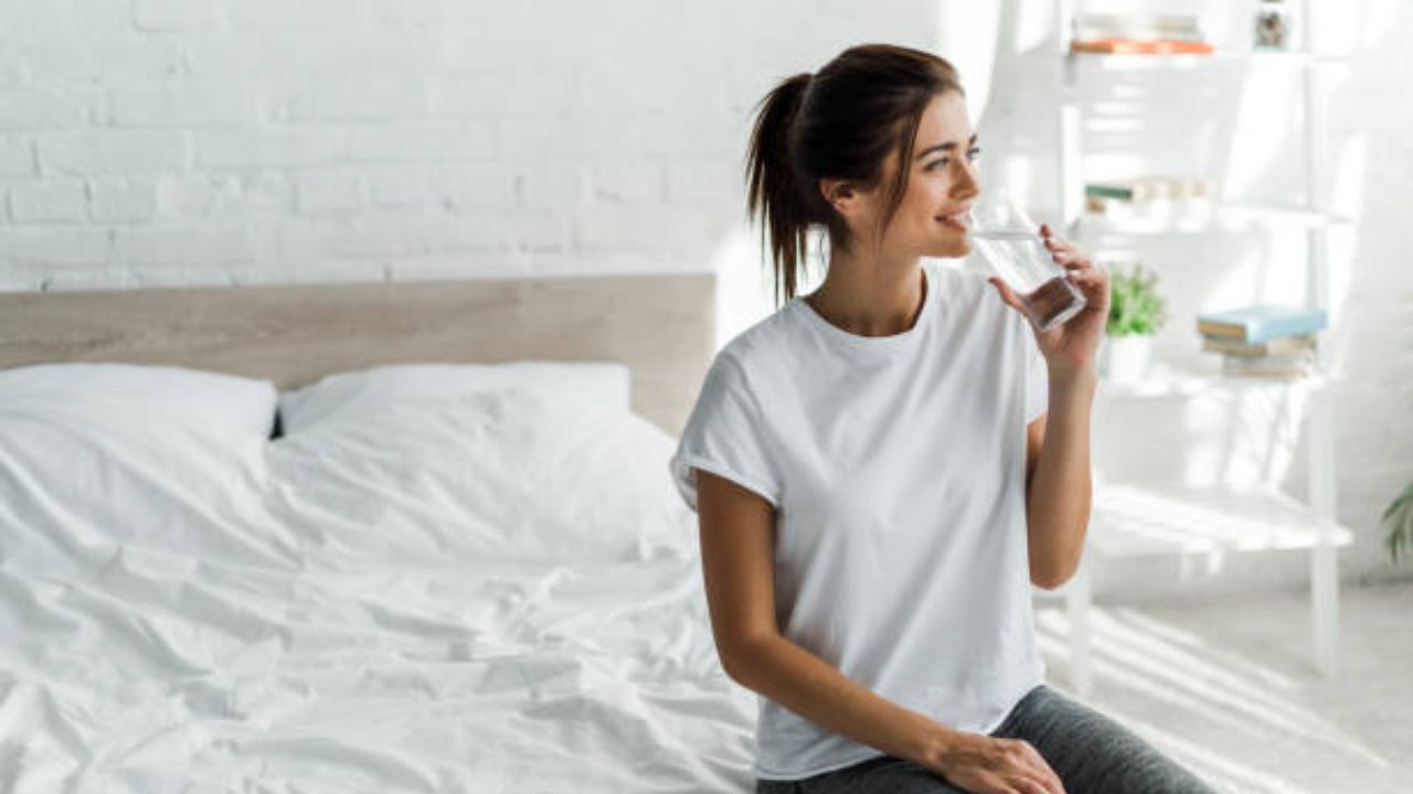 पाणी न पिणे: सकाळी पाणी न प्यायल्यामुळे शरीराची हायड्रेशन कमी होते, ज्यामुळे त्वचेवर परिणाम होतो. त्यामुळे पुरेश्या प्रमाणात पाणी पिणे महत्वाचे.