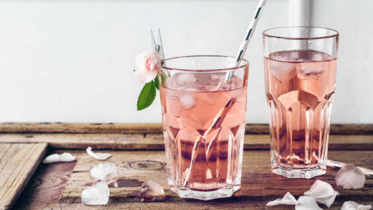 मनाची शांती: गुलाब जलाचा गोड गंध मानसिक शांतीसाठी फायदेशीर आहे, आणि त्याचे सेवन केल्याने तणाव कमी होऊ शकतो.