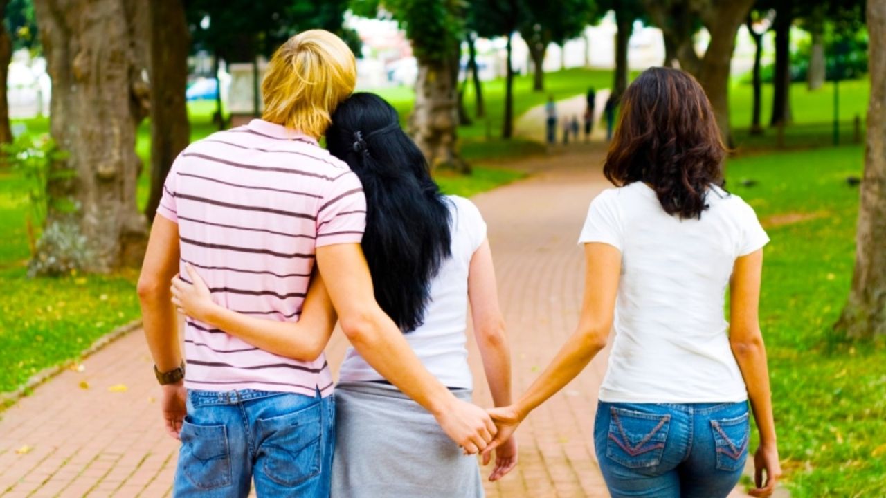 बेचिंग- या प्रकारात व्यक्ती रिलेशनशिपमध्ये असूनही दुसऱ्या व्यक्तीला बॅकअप ऑप्शन म्हणून ठेवतो. गरज वाटल्यास हा बॅकअप पर्याय वापरला जातो