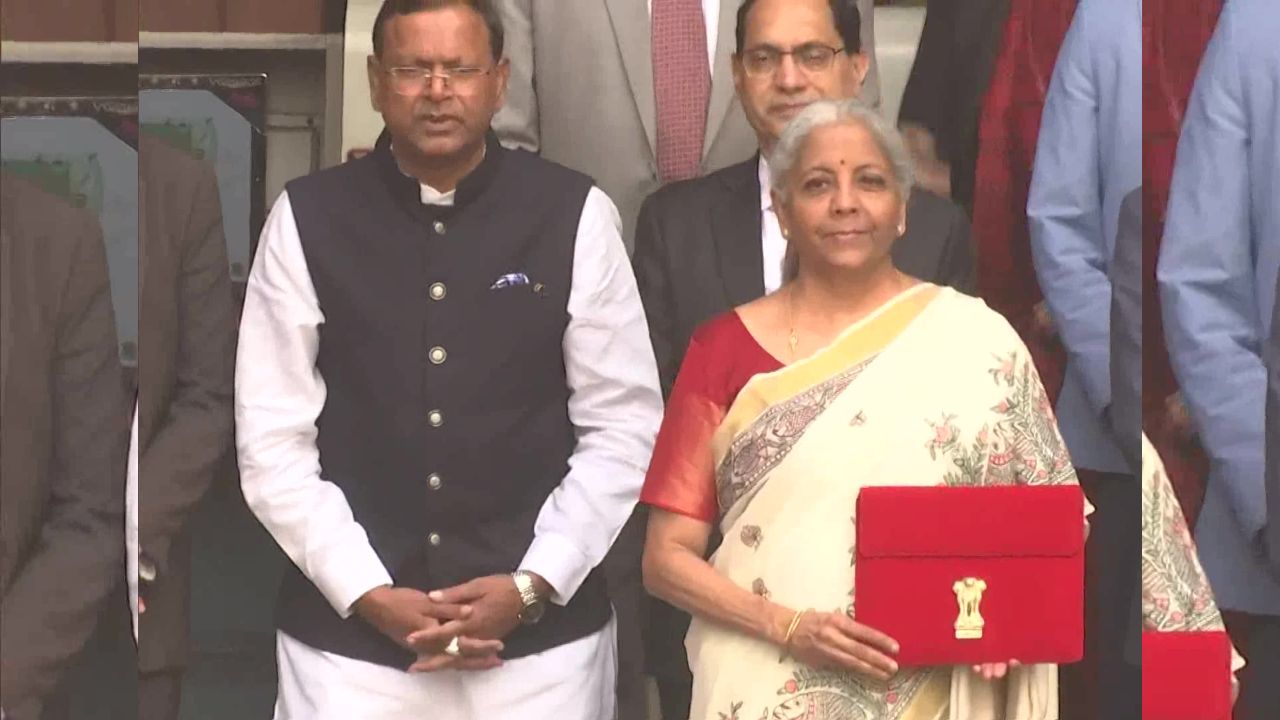 केंद्रीय अर्थमंत्री निर्मला सीतारमण या नरेंद्र मोदी सरकारचा सलग आठव्यांदा अर्थसंकल्प जाहीर करत आहेत. यामुळे त्या नवीन विक्रम होणार आहे. 