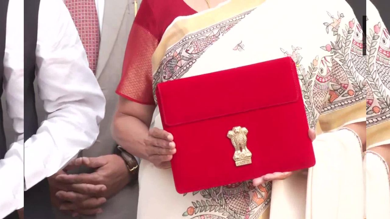 त्यांच्या हातातील टॅबमध्ये देशातील सर्व सामान्य लोकांपासून ते सर्व क्षेत्राचे भवितव्य आहे. 