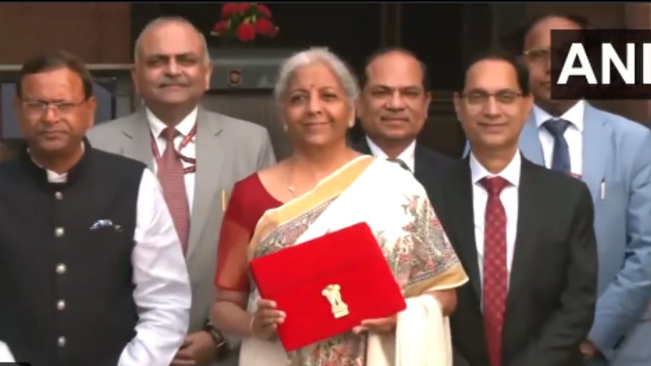 केंद्रीय अर्थमंत्री निर्मला सीतारमण या बजेट सादर करण्यापूर्वी वित्तमंत्रालयाबाहेर फोटोशूट करत असतात. यावेळी त्यांनी केलेल्या लूकची दरवर्षी देशभरामध्ये चर्चा होत असते. 