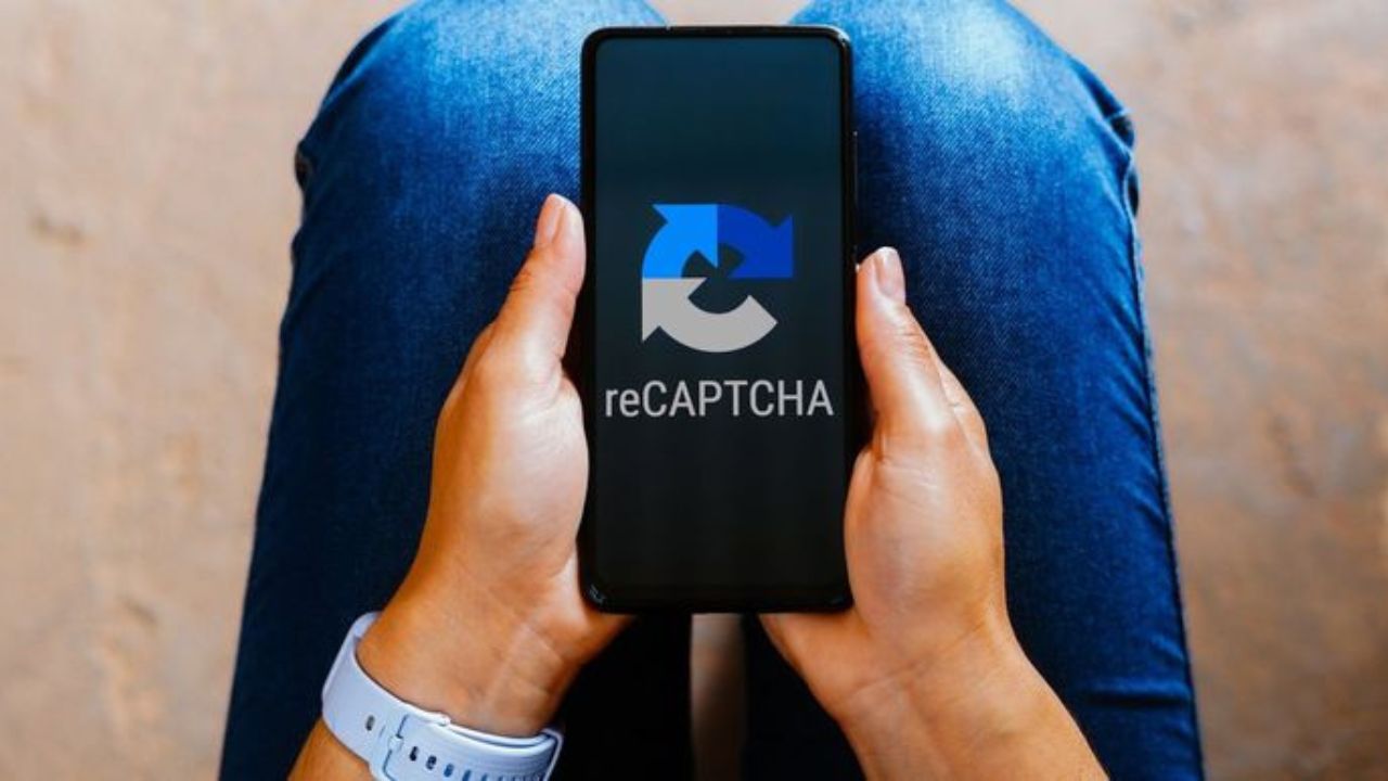 CAPTCHA  ही एक प्रकारची सुरक्षा प्रणाली आहे जी आपण तीन टप्प्यात विभागू शकतो, पहिल्या टप्प्यात तुम्हाला एक फोटो दिसतो ज्यामध्ये तुम्हाला दाखवलेली विशिष्ट वस्तू निवडायची असते. आता कोणताही रोबोट किंवा प्रणाली ते शोधू शकत नाही, फक्त एक माणूस ते भरू शकतो. ज्यामुळे स्पॅमचा धोका टळतो. 