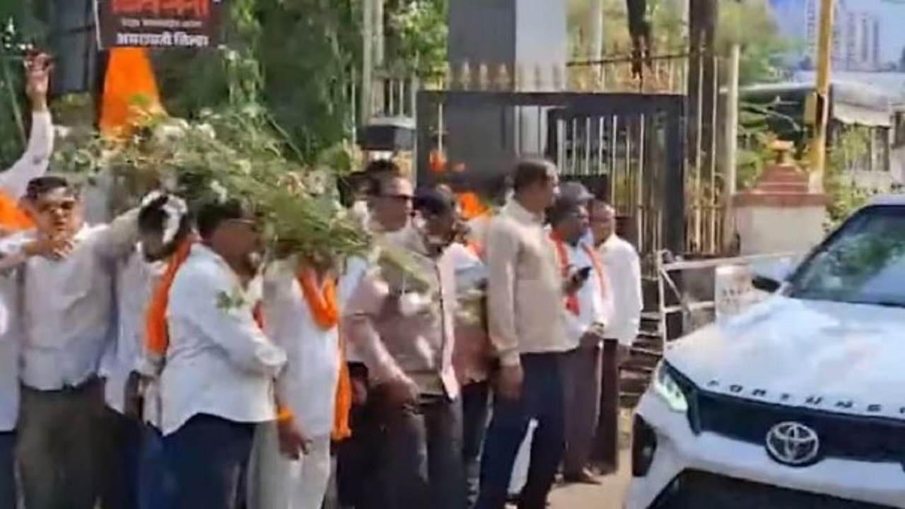 Amravati News : शालेय शिक्षणमंत्री दादा भुसेंच्या ताफ्यावर फेकला कापूस; ठाकरे गटाचे कार्यकर्ते आक्रमक