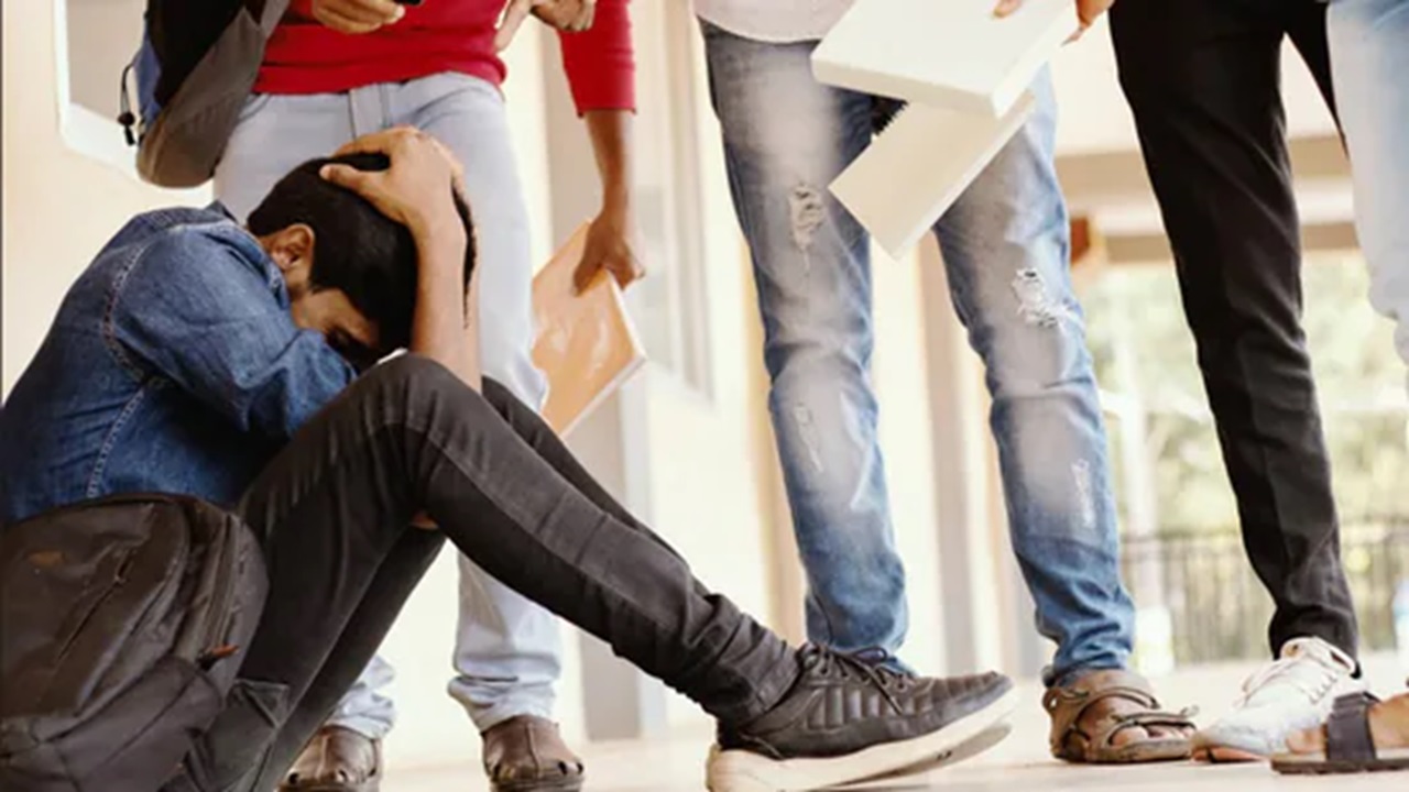 विद्यार्थ्यांना नग्न करून गुप्तांगांवर लटकवले डंबेल (फोटो सौजन्य-X)