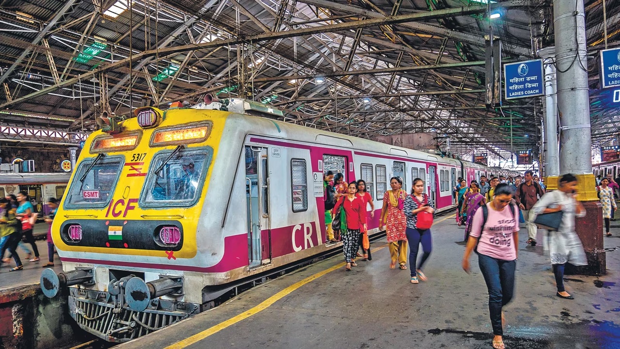 Mumbai Local: लोकलमध्ये महिलांच्या डब्यात मोबाइलचा स्फोट; प्रवाशांमध्ये घबराट