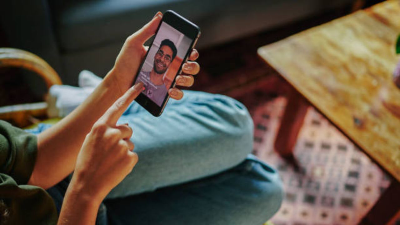 ऑरबिटिंग - ऑरबिटिंग म्हणजे फक्त सोशल मीडियावर एखाद्याला सतत स्टॉक करणे. हे व्यक्तीचे पोस्ट्स बघून, लाईक करून किंवा स्टोरीज पाहून केले जाते, पण प्रत्यक्ष नातेसंबंध नसते