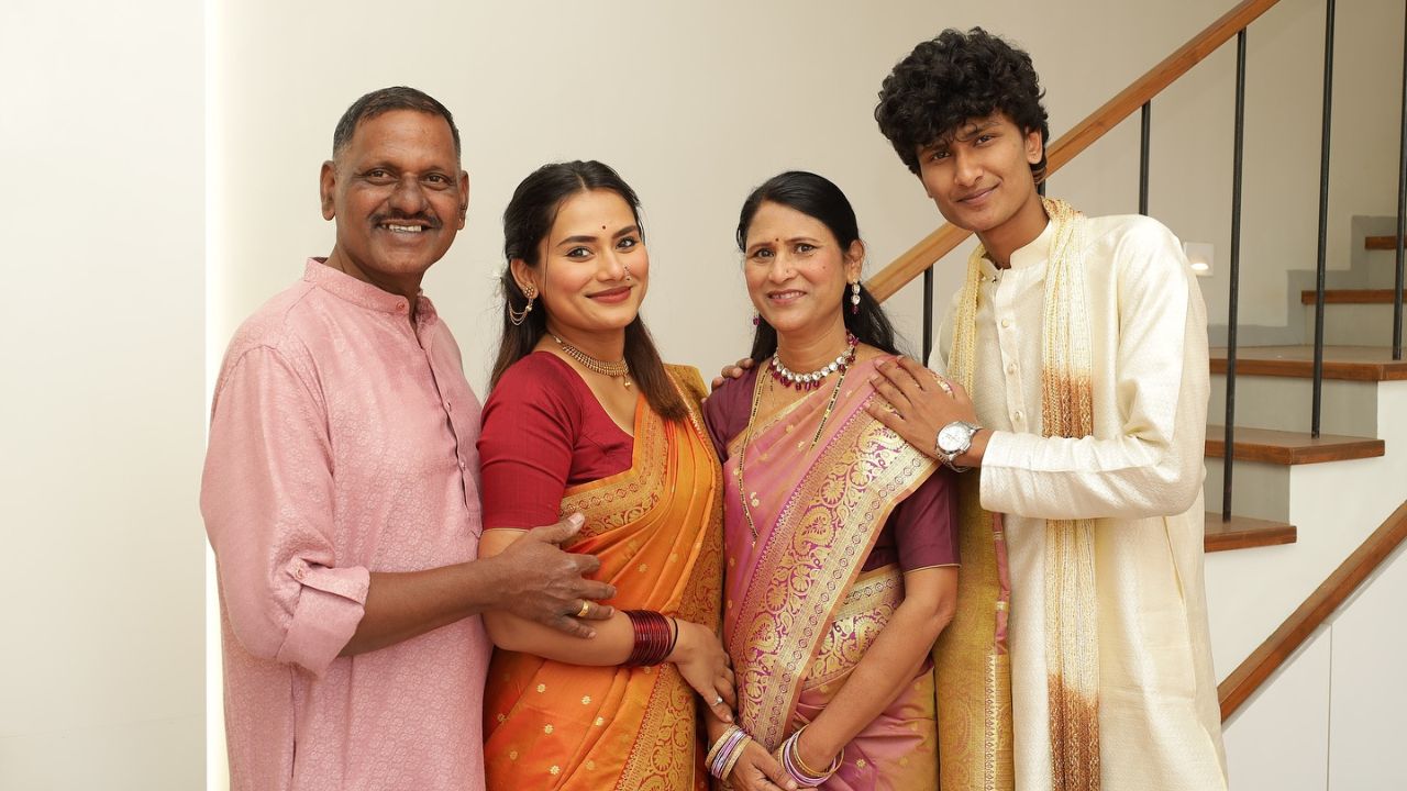 श्वेताचे आई, बाबा, भाऊ यांनी नवीन घर घेताच घरात पूजा केली. श्वेताच्या बाबांनी सर्वांसोबत गृहप्रवेश केला. श्वेताने घरात कुटुंबासोबत खास फोटोसेशन केलं. श्वेताने घर घेताच सोशल मीडियावर चाहत्यांनी आणि तिच्या सेलिब्रिटी मित्रांनी तिच्यावर अभिनंदनाचा वर्षाव केलाय.