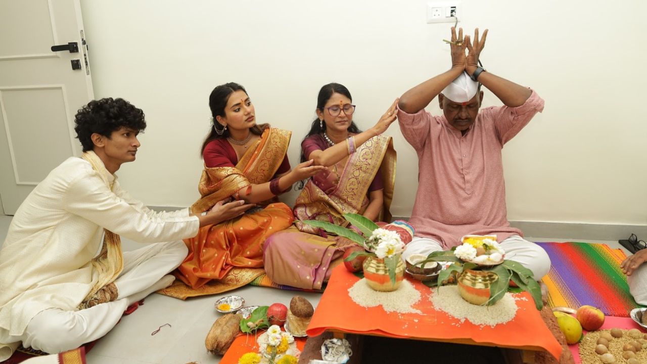 दरम्यान, काही तासांपूर्वीच अभिनेत्रीने इन्स्टाग्रामवर नवीन घरातील गृहप्रवेशाचे फोटो शेअर केले आहेत. अभिनेत्रीने गृहप्रवेशाचे फोटो शेअर करताच चाहत्यांकडून कौतुकाचा वर्षाव केला जात आहे..