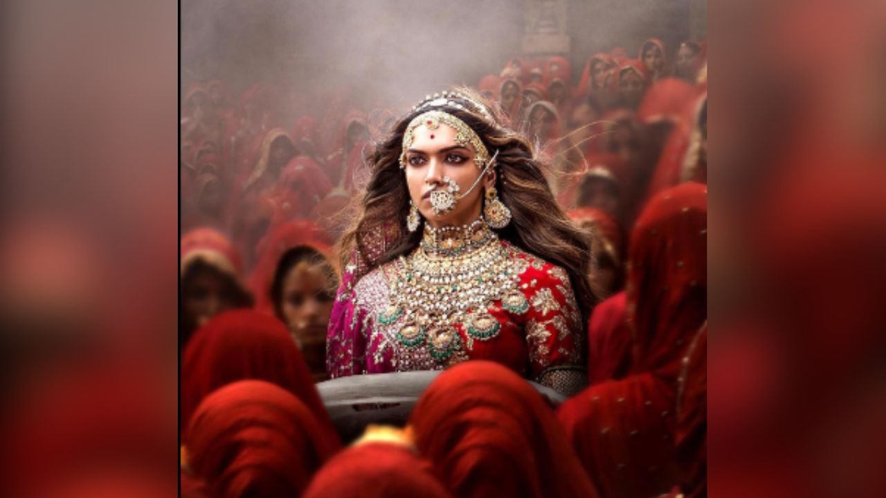 'पद्मावत' चित्रपट इतिहास आणि राजपूत अभिमानाच्या विरोधात असल्याचे म्हटले जात होते. करणी सेनेने देशभरात चित्रपटाच्या प्रदर्शनावर बंदी घालण्याची मागणी केली होती, ज्यामुळे निर्मात्यांना चित्रपटाचे नाव 'पद्मावती' वरून 'पद्मावत' करावे लागले. वादाच्या भोवऱ्यात प्रदर्शित झालेल्या या चित्रपटाने बॉक्स ऑफिस कलेक्शनने सर्वांनाच आश्चर्यचकित केले.