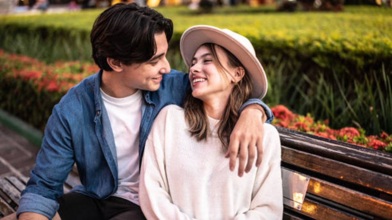 पॉकेटिंग- या प्रकारात कपल्स आपले नाते सिक्रेट ठेवतात किंवा फक्त जवळच्या व्यक्तींनाच त्याची माहिती असते. नात्यावर बाहेरच्या लोकांची नजर नको म्हणून असे केले जाते