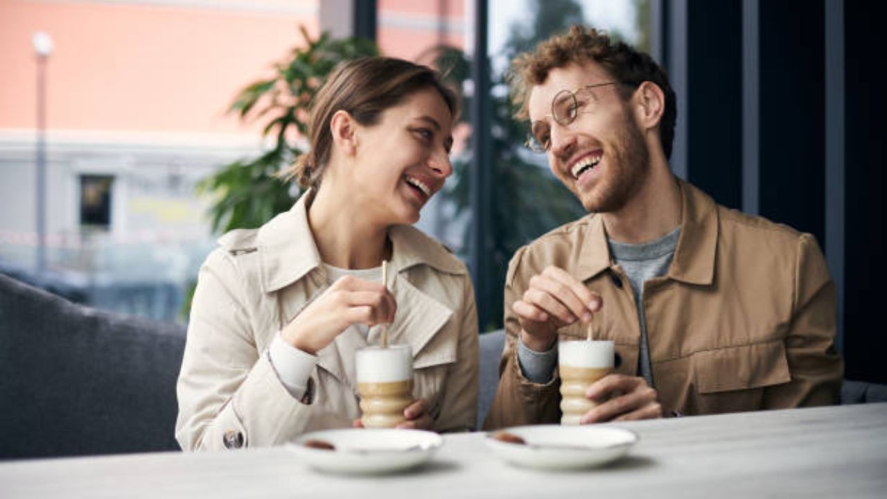 स्निटिंग - स्निटिंगमध्ये व्यक्ती फक्त फ्रीच्या जेवणासाठी एकत्र येतात. या प्रकारात कोणत्याही प्रकारचा रोमान्स किंवा भावनिक जोड नसतो