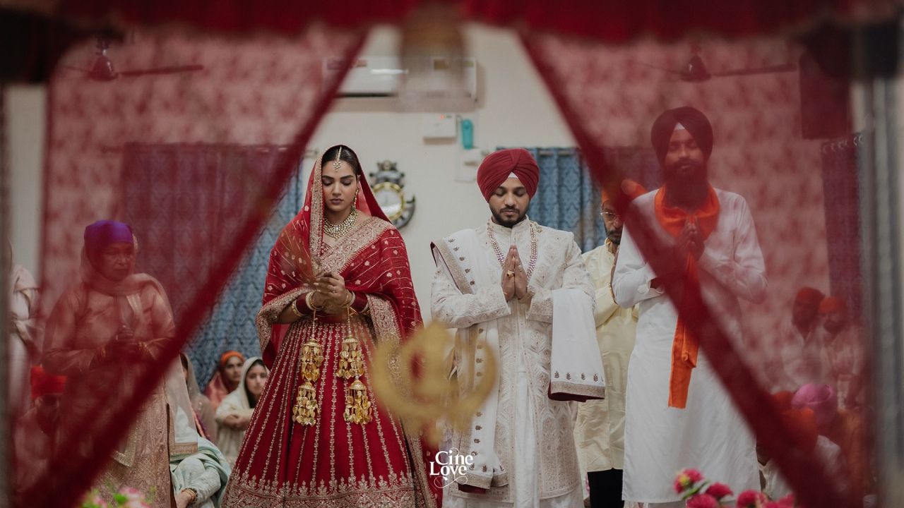 रफ्तार आणि मनराजने दाक्षिणात्य आणि पंजाबी रिती-रिवाजानुसार लग्न केले आहे. त्यामुळे दोघांनी त्या- त्या पद्धतीचा पेहराव केलेला पाहायला मिळत आहे. यावेळी रफ्तार हटके लूकमध्ये दिसत आहे. त्याने लग्नाच्या पेहरावावर गॉगल घातला आहे. दोघं खूप आनंदात दिसत आहे. रफ्तारने लग्नसोहळ्यात शर्ट आणि वेष्टी परिधान केली होती, तर मनराजने सुंदर दाक्षिणात्य साडी नेसली होती.