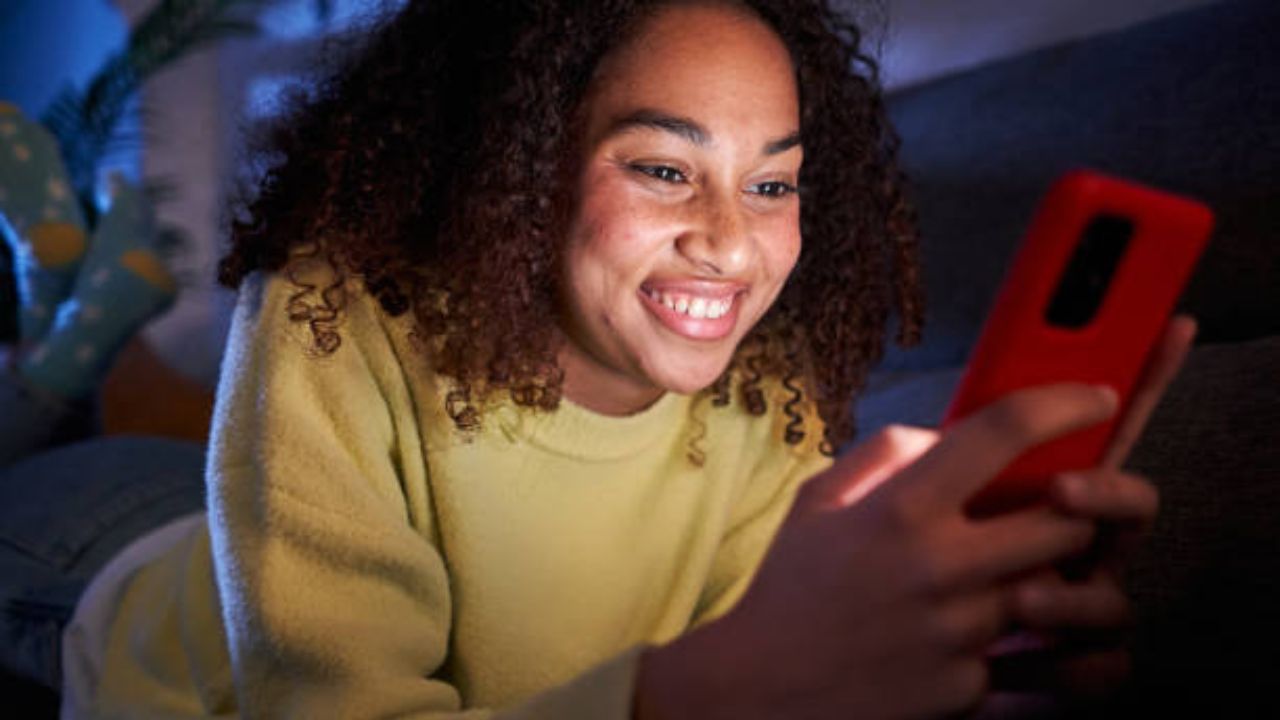 टेक्सटेशनशिप - यामध्ये दोन व्यक्ती फक्त सोशल मीडियावर एकमेकांशी बोलतात. प्रत्यक्ष भेटल्यावर त्यांच्यात फारसे संभाषण होत नाही किंवा ते एकमेकांसोबत अनोळखी असल्यासारखे वागतात