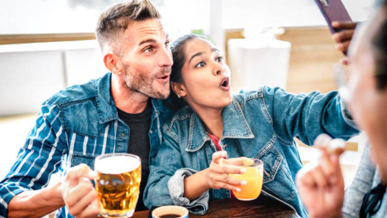 थ्रोनिंग- थ्रोनिंग प्रकारात कपल्स फक्त समोरच्या व्यक्तीच्या आर्थिक परिस्थितीला महत्त्व देऊन नातेसंबंध ठेवतात. हा प्रकार पैशासाठी बनवलेल्या नात्याला सूचित करतो