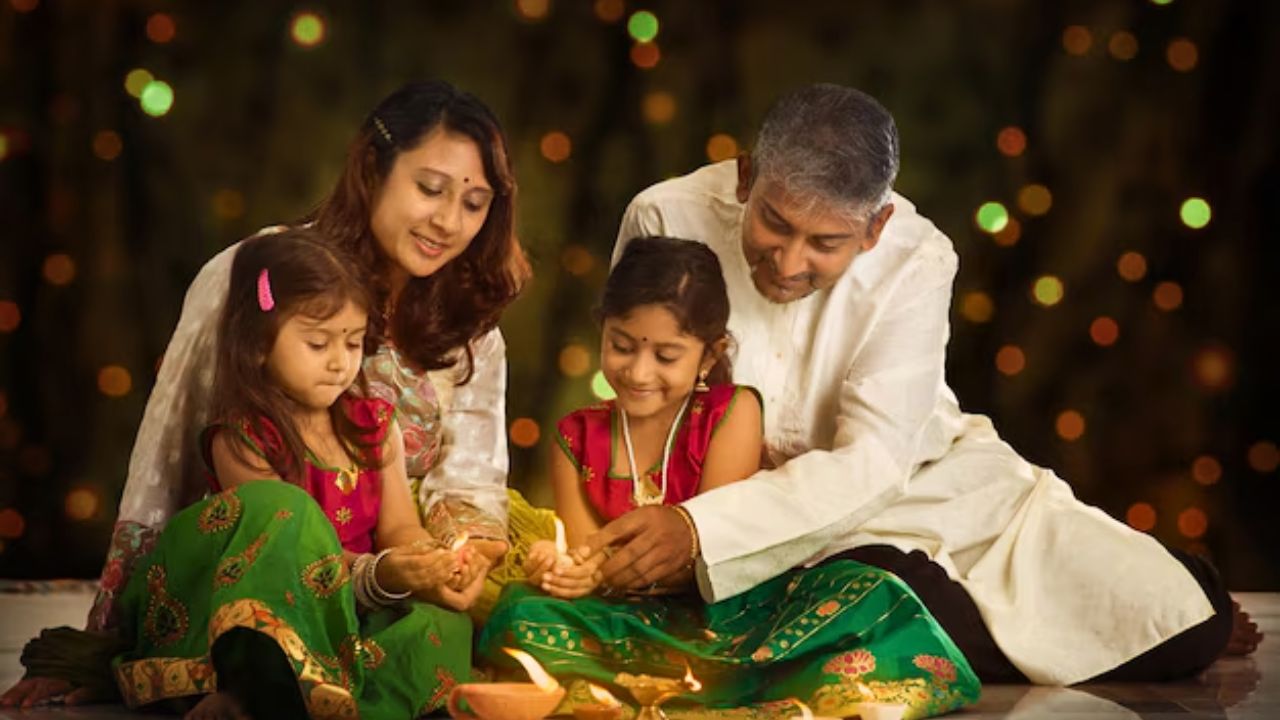 Parents worship day : माता-पिता पूजन दिवस साजरा करण्याचा मूळ उद्देश्य म्हणजे भारतीय संस्कृतीच्या मूल्यांचा जागर