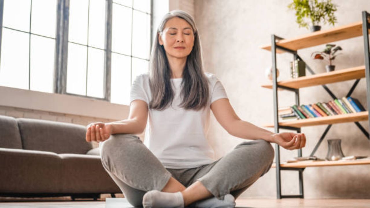 ध्यान केल्यामुळे शरीरातील हार्मोन्स संतुलित राहतात. महिलांमध्ये हार्मोन्स असंतुलित झाल्यानंतर सतत मूड बदलणे, तणाव वाढणे इत्यादी समस्या दिसून येतात. हाच तणाव कमी करण्यासाठी ध्यान करावे. 