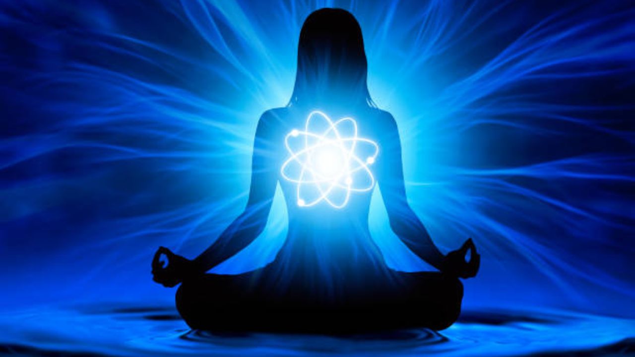 दिवसभर सतत काम करत राहिल्यामुळे शरीरात तणाव वाढतो. या तणावापासून मुक्ती मिळवण्यासाठी नियमित थोडावेळ काढत ध्यान करावे. यामुळे रात्रीच्या वेळी शांत झोप लागते आणि डोक्यातील विचार शांत होण्यासाठी मदत होते. 