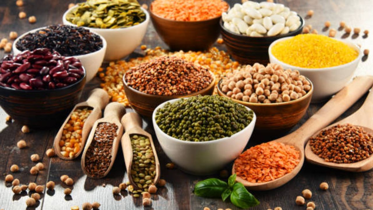 कडधान्य आणि तृणधान्य आरोग्यासाठी अतिशय पौष्टिक आहेत. या धान्यांचे सेवन केल्यामुळे शरीराची ऊर्जा वाढते. मात्र वर्कआऊट किंवा व्यायाम करून आल्यानंतर लगेच धान्यांचे सेवन करू नये. यामुळे पचनसंस्था बिघडू शकते. 