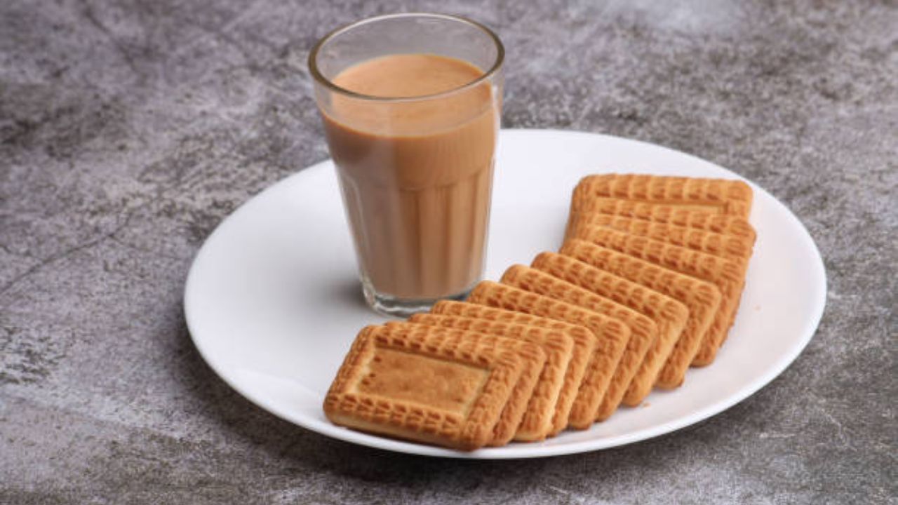 बिस्कीट तयार करण्यासाठी मैद्याचा आणि इतर पिठाचा वापर केला जातो. हे पीठ आतड्यांसाठी चांगले नाही. यामुळे अपचन, बद्धकोष्ठता, गॅस आणि आम्लपित्त  होऊ शकते. 