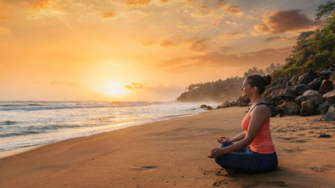 शरीरात वाढलेला मानसिक तणाव कमी करण्यासाठी नियमित सकाळी उठल्यानंतर ध्यान, प्राणायाम, योगासने करावीत. यामुळे मनावर नियंत्रण मिळवता येते.तसेच तणाव कमी होऊन मन आनंदी आणि प्रसन्न राहते. 